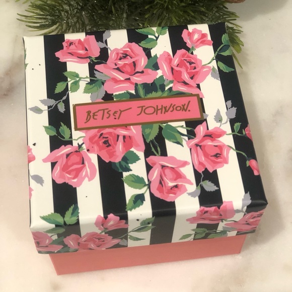 ✨NWT✨ Betsey Johnson Flower Show Open Frame Flower Drop Light Purple Earrings - Picture 5 of 5